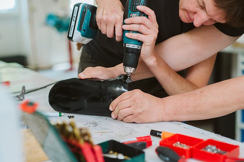 Orthopädietechniker bohrt an einer Unterschenkelorthese