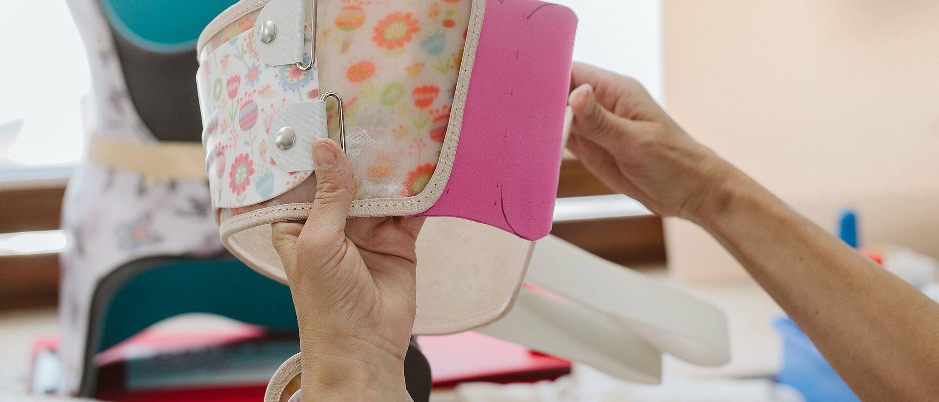 Bunt gemusterte Rumpforthesen für Kinder in der Werkstatt