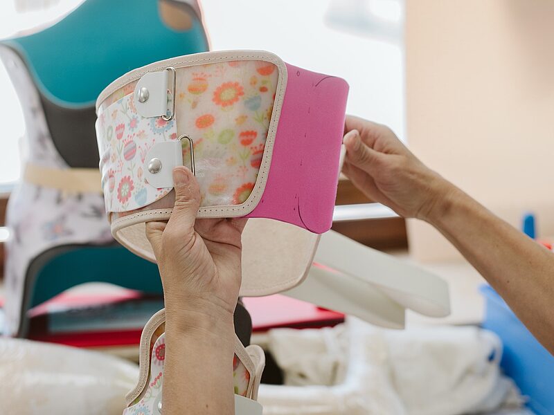 Bunt gemusterte Rumpforthesen für Kinder in der Werkstatt