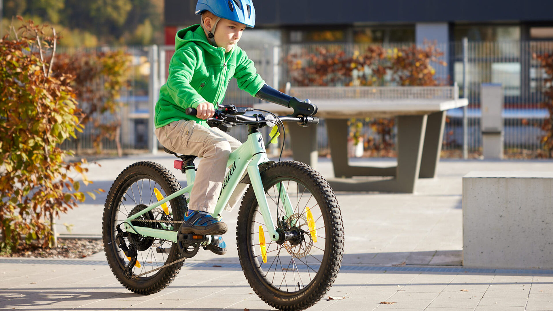 Max fährt mit Fahrradhelm und Sportprothese auf seinem Mountainbike