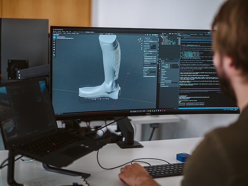 CAD-Konstruktion einer Orthese am Bildschirm
