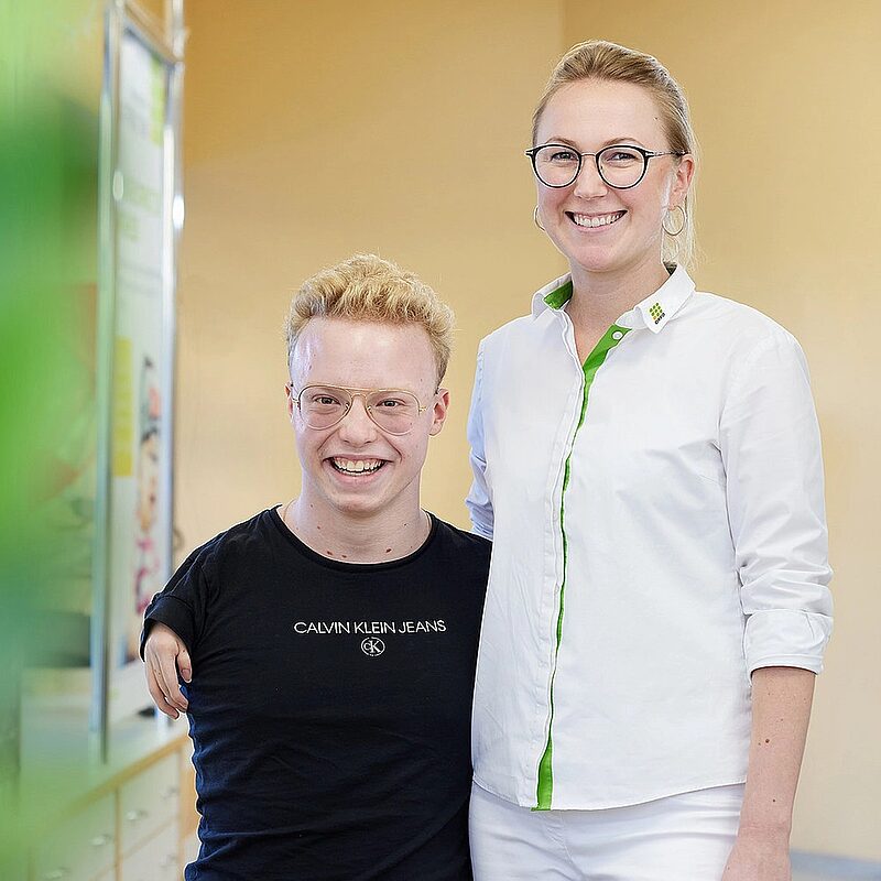 Josia Topf, Paraschwimmer und langjähriger ORFO-Kunde, zusammen mit Geschäftsführerin Louisa Stein