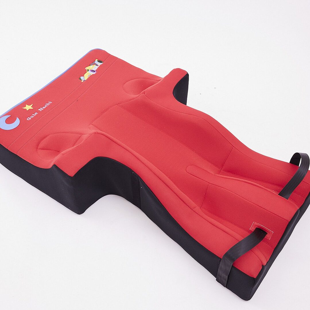 Rote Liegeschale mit Stickerei und Gurten aus dem ORFO-Sonderbau