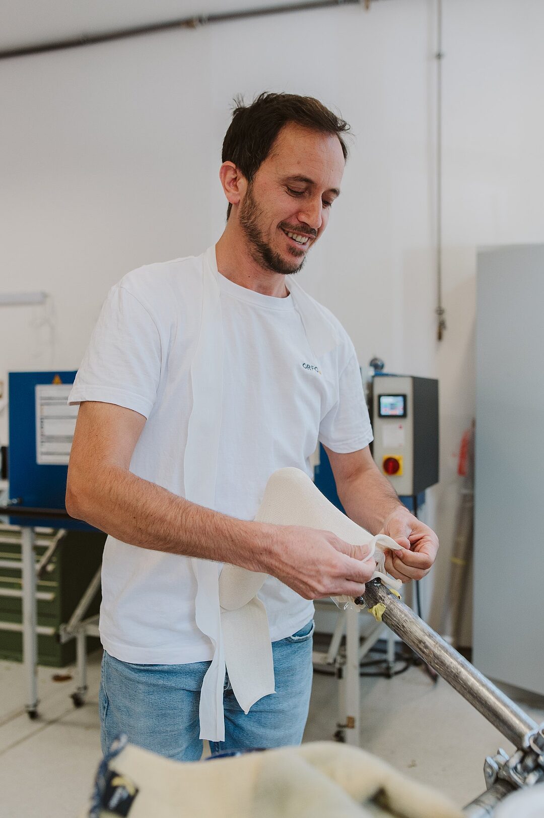 Orthopädietechniker arbeitet an der Fräse in der Werkstatt