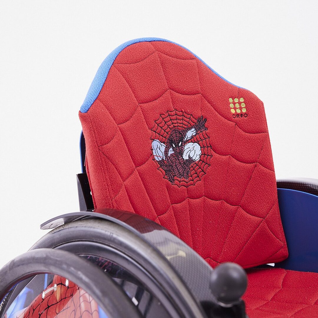 Roter Sitzschalenbezug mit gesticktem Spinnennetz-Motiv