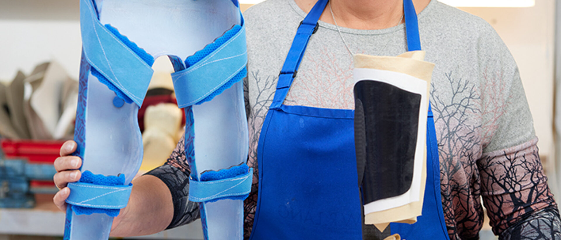 Orthopädietechnikerin präsentiert bunte Kinderorthesen