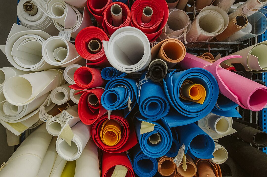 Bunte Polstermaterialien in Rollen
