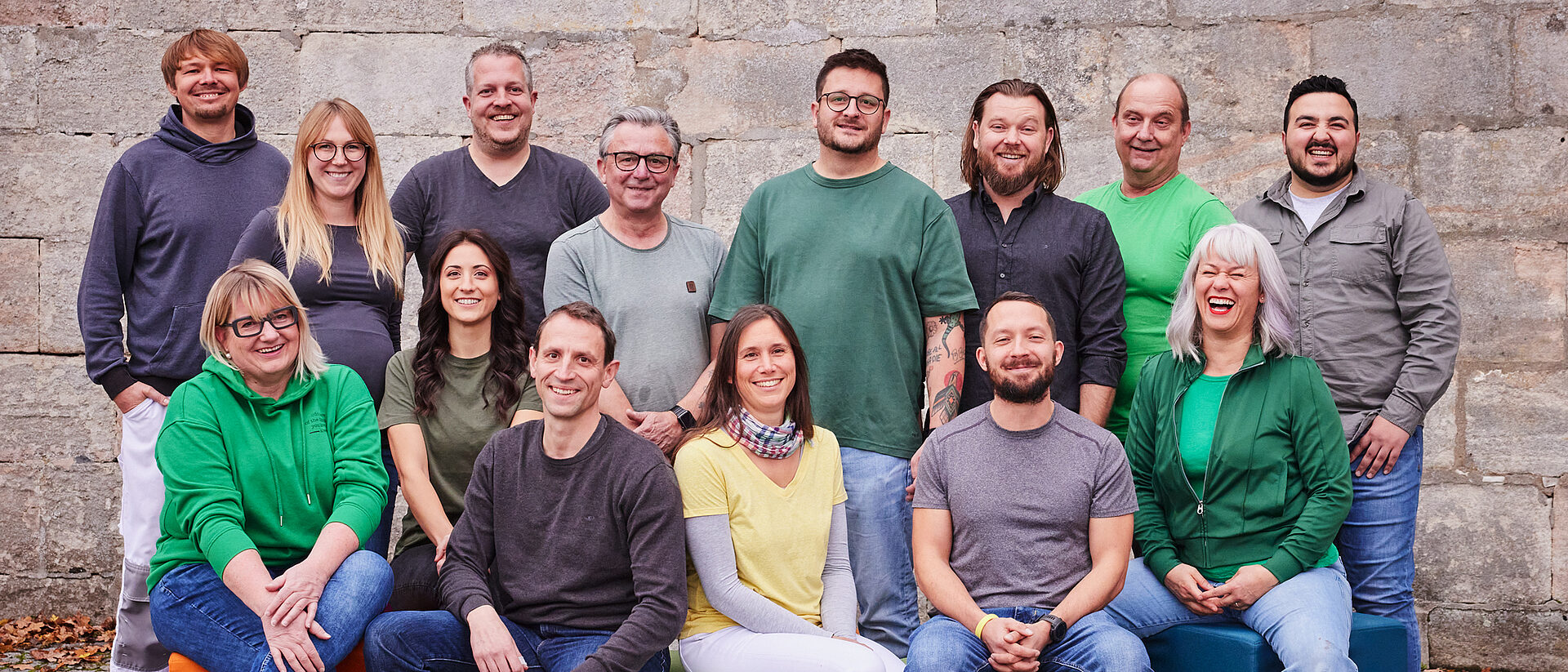 Das ORFO-Team vor einer Steinmauer