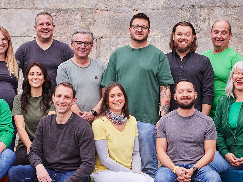 Das ORFO-Team vor einer Steinmauer